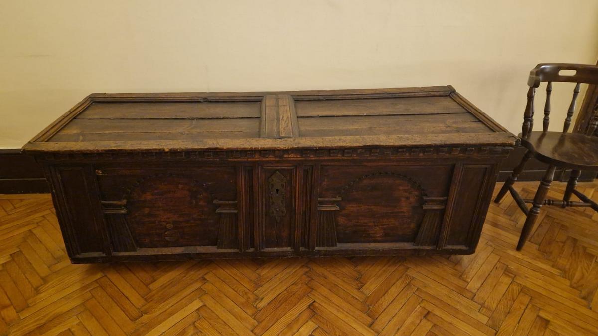 Barocktruhe, mit Originalbeschl&auml;gen, ohne Schloss, 177cm lang, 60cm hoch, 66cm tief?d=2026-01-22 22:21:46