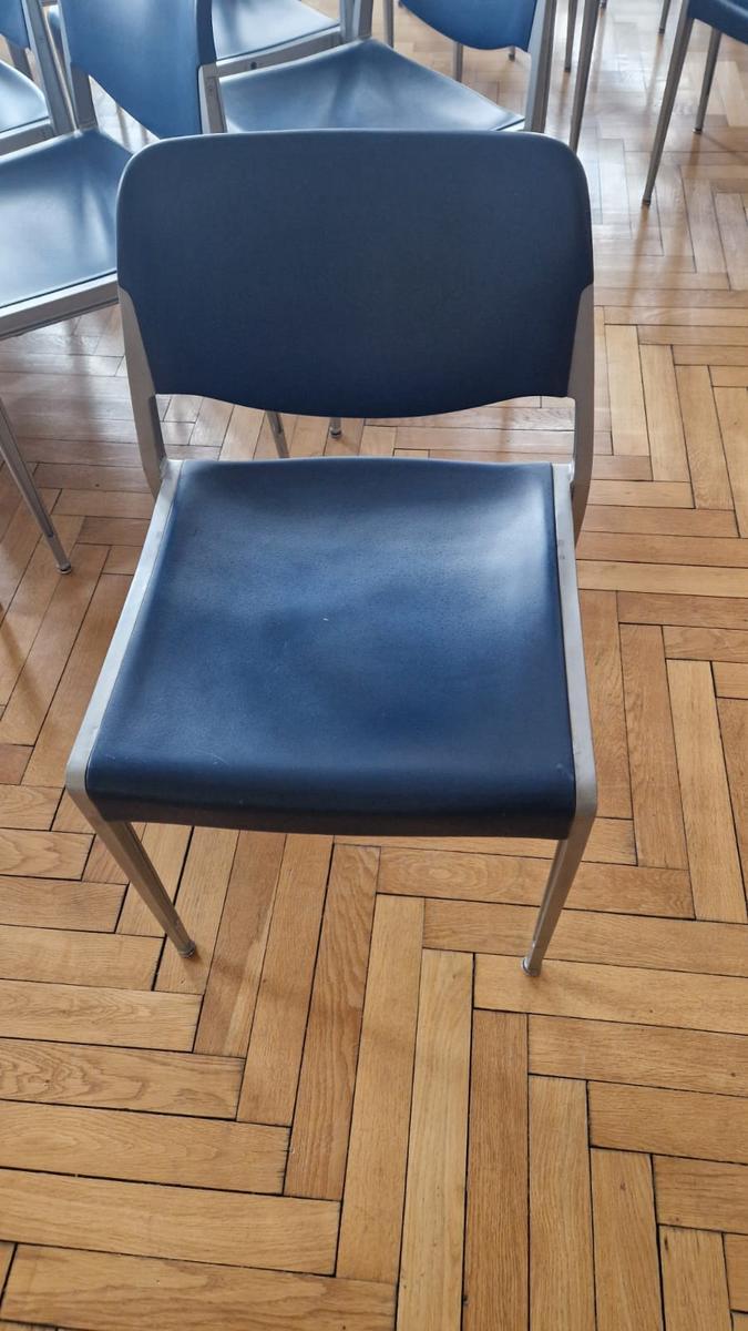 16 Stk. blaue Sessel, Metall und Hartplastik, stapelbar, ca. 45cm breit und 45cm tief