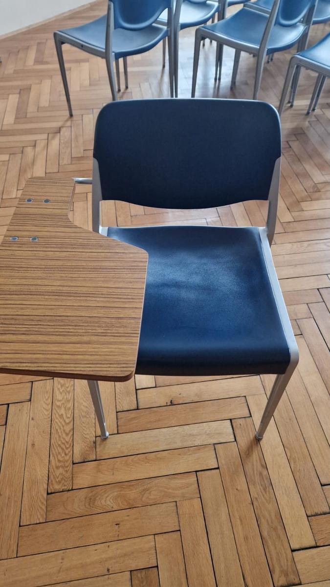 31 Stk. blaue Sessel mit Lesepult, Metall und Hartplastik, stapelbar, ca. 45cm breit und 45cm tief?d=2026-01-22 22:22:59