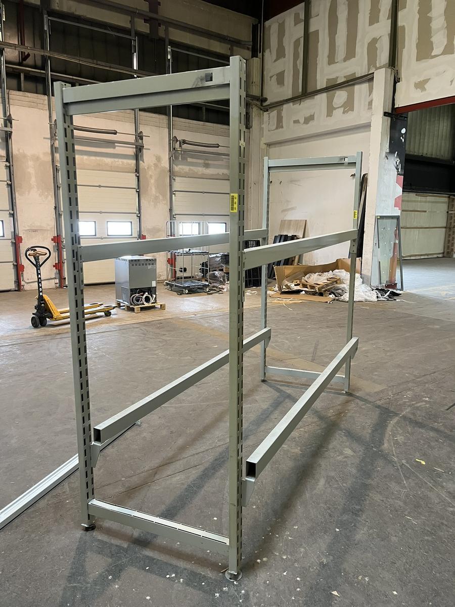 ca. 18 Laufmeter Regalanlage, 10 Stk. Regalsteher, ca. 2600x950x2200mm, Auflagebreite ca. 900mm, 36 Stk. Balken?d=2026-01-25 23:37:09