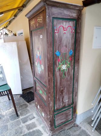 Handbemalter Holz-Schrank im traditionellen bäuerlichen Stil, H 212cm, B 77cm, T 57cm Handbemalter Holz-Schrank im traditionellen bäuerlichen Stil, H 212cm, B 77cm, T 57cm