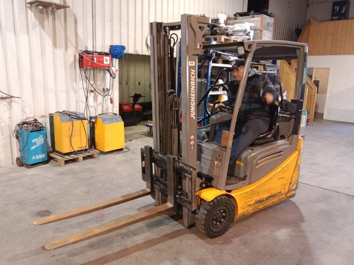 JUNGHEINRICH EFG 216, 330 ZZ, BJ 2020, 1600 kg?d=2026-01-29 23:57:10