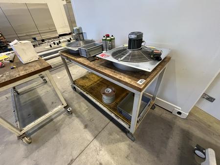 Werktisch mit Massivholzplatte mobil ca. 160/70 cm Werktisch mit Massivholzplatte mobil ca. 160/70 cm