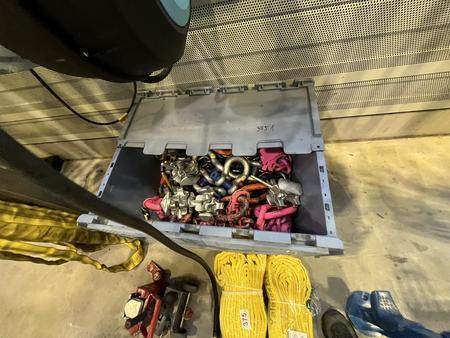 Posten Hebezubehör - Kiste mit Inhalt Posten Hebezubehör - Kiste mit Inhalt