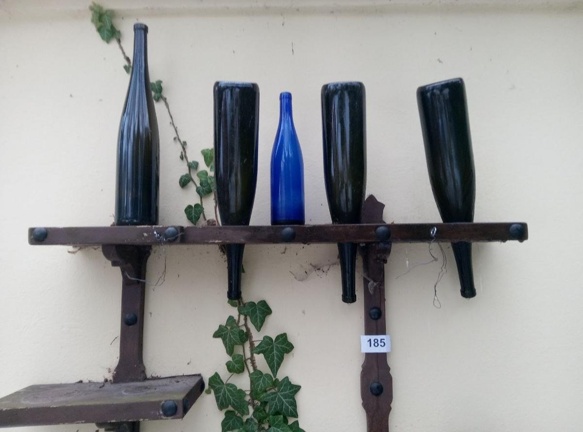 Wandregal Holz mit Magnum-Rieslingflaschen auch f&uuml;r den Au&szlig;enbereich, inkl. Flaschen, B-116cm, H-43cm?d=2026-02-06 02:18:51