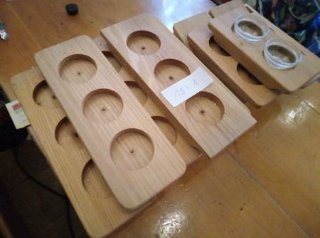 10 Stk. 2er und 3er Pr�sentations-Holzplatten, (ohne Glas) mit Ausnehmungen f�r zB kleine Sch�sseln