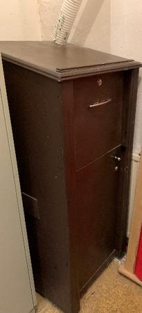 Begrüßungspult, mit Schranktür und Schublade Begrüßungspult, mit Schranktür und Schublade