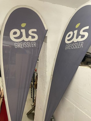 Eis Greissler Fahnen mit Gewicht Eis Greissler Fahnen mit Gewicht