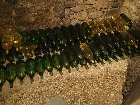 293 Flaschen Riesling 2019, Bio-Weingut Berger Grinzing, trocken, Pr�fnr. 225/20, 12,2%, altersfirnig, Altwein, 39 Flaschen � 0.75L, 170 Flaschen � 1L, 84 Flaschen � 2L