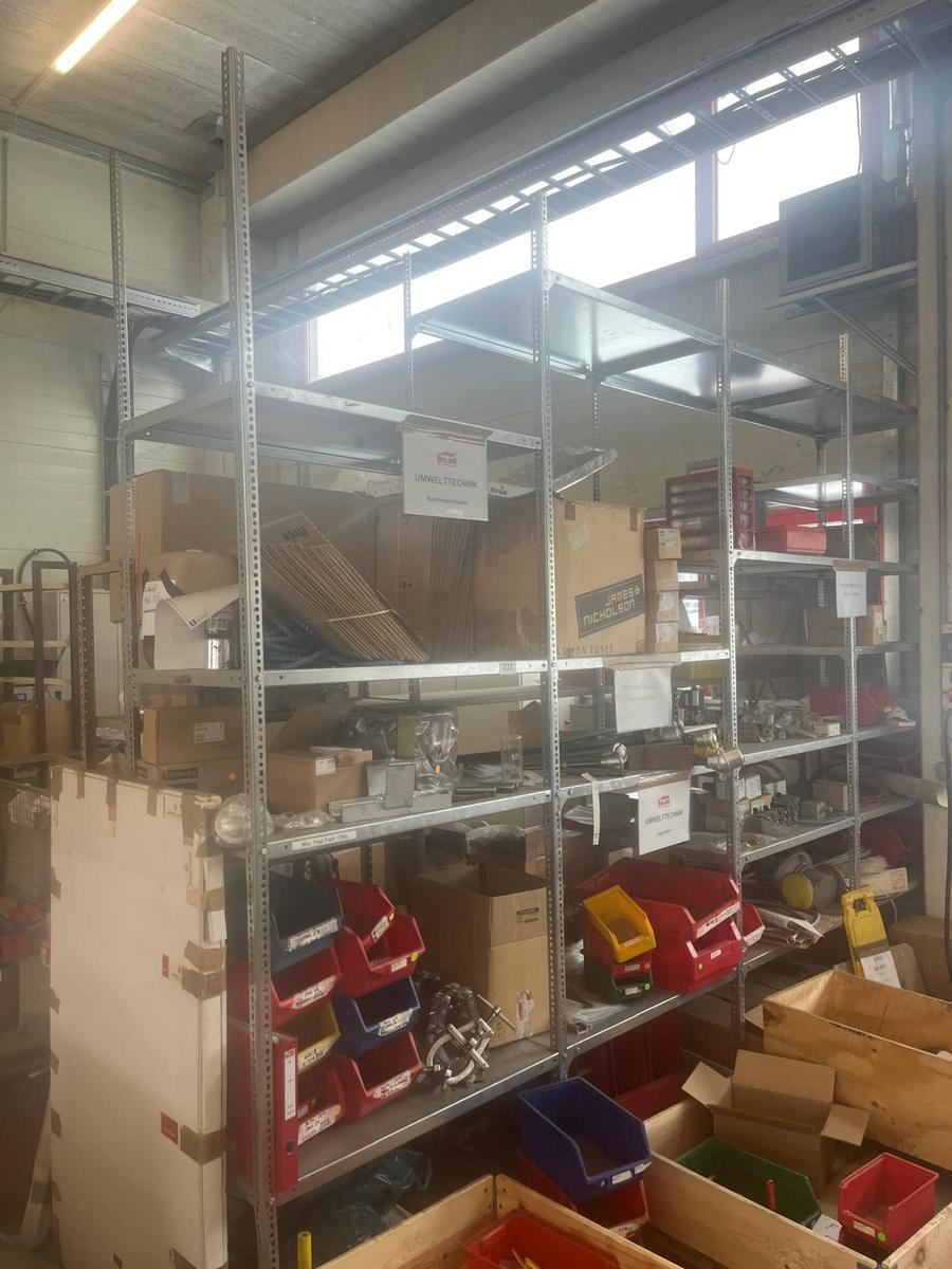 ca. 4 lfm Fachbodenregal geschraubt  H: 3 m T: 0.6 m?d=2026-02-25 00:19:12