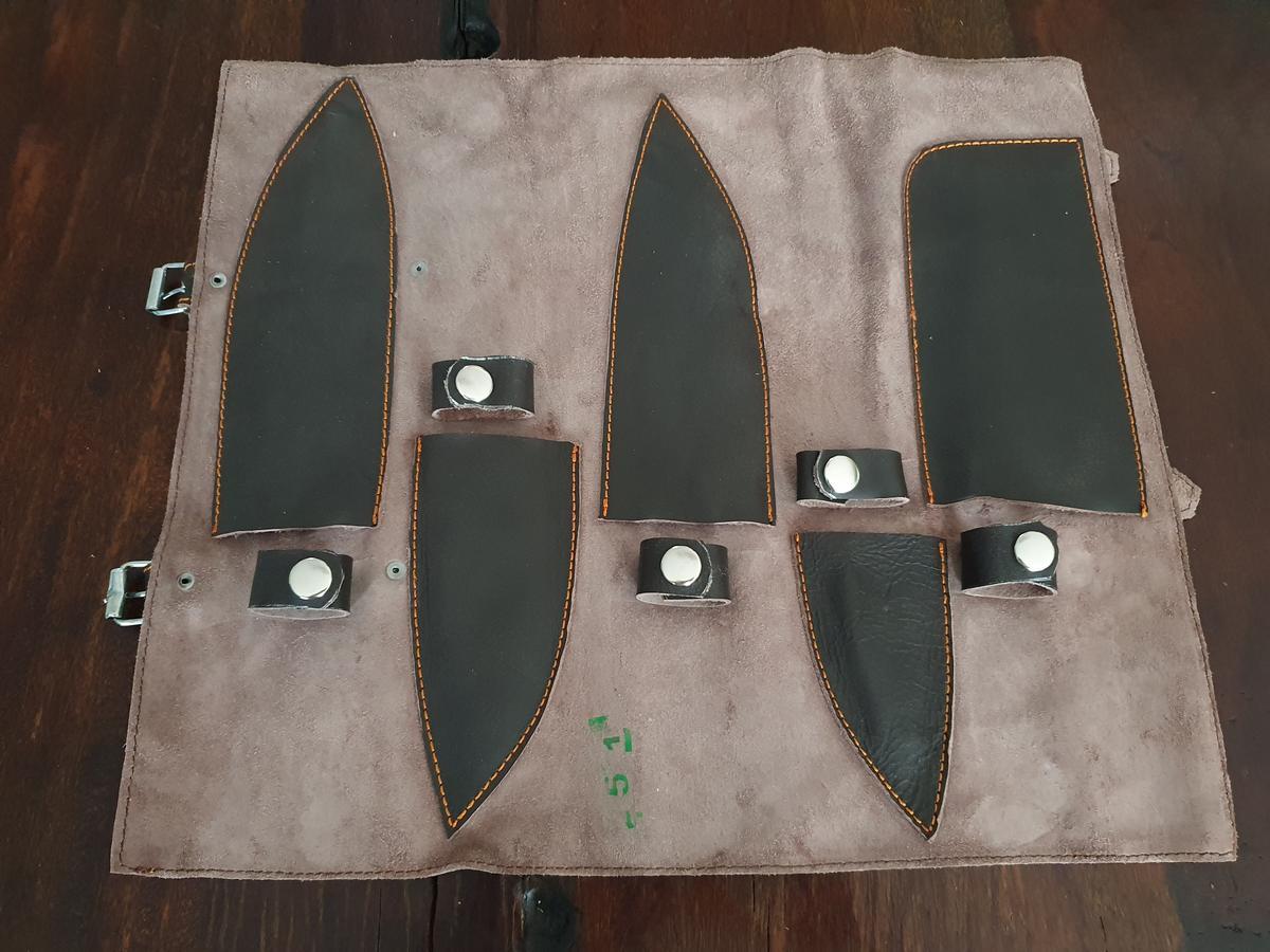 Kochset mit 5 Damast-Messer und brauner Lederrolle?d=2026-02-27 01:00:29