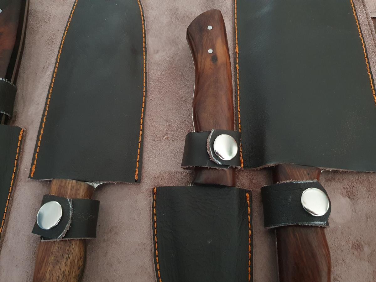 Kochset mit 5 Damast-Messer und brauner Lederrolle?d=2026-02-27 01:00:28