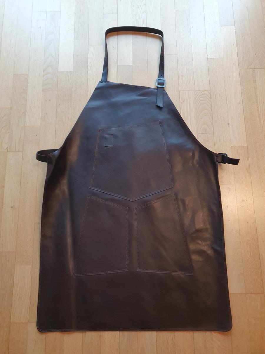 Ledersch&uuml;rze / Grillsch&uuml;rze, vorne 3 Taschen, Metallverschl&uuml;sse f&uuml;r H&auml;ft- und Nackengurt, Sch&uuml;rze aus 1mm Leder, wenig Gewicht, Gurte aus 3mm Leder (verst&auml;rkt) f&uuml;r lange Lebensdauer?d=2026-02-27 00:59:42