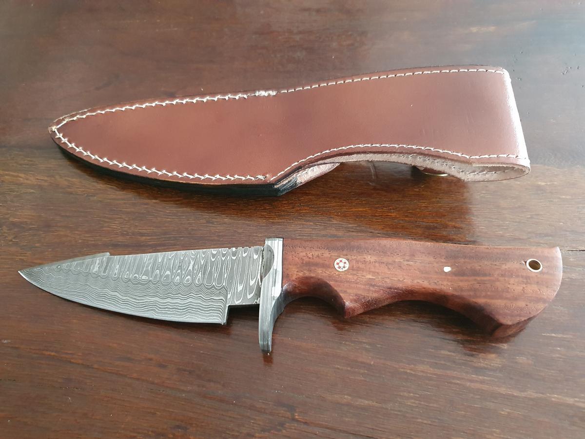 Damast Jagdmesser, Karbonstahl, rund 150 Lagen, charakteristische, rustikale Schmiedeoberfl&auml;che, Griff aus Holz, Gesamtl&auml;nge 260 mm, Klingenl&auml;nge 120 mm, Klingenst&auml;rke 4mm, Leder Messerscheide 165 mm L&auml;nge?d=2026-02-27 00:59:39