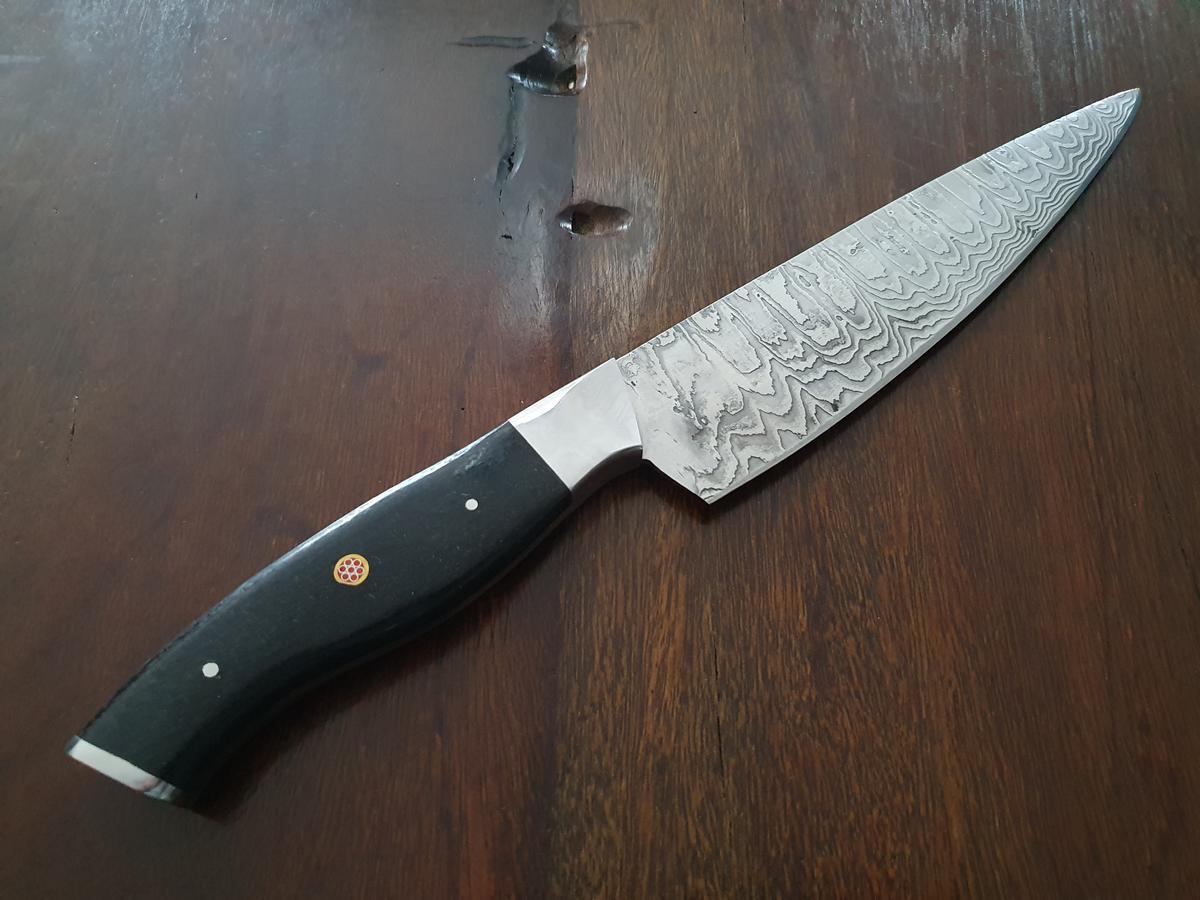 Damast-Kochmesser, Micarta-Griff schwarz, Klinge Damaszener Stahl, rund 150 Lagen, charakteristische, rustikale Schmiedeoberfl&auml;che, Gesamtl&auml;nge 310 mm, Klingenl&auml;nge 185 mm, Klingenst&auml;rke 3mm?d=2026-02-27 00:59:42