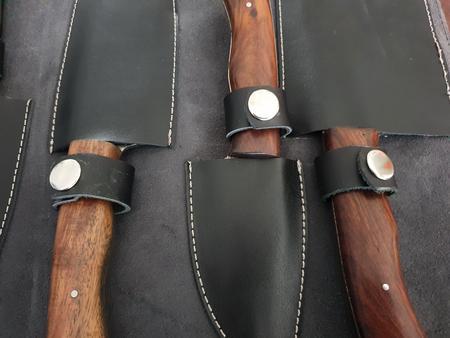 Kochset mit 5 Damast-Messer und schwarzer Lederrolle, Klinge Damaszener Stahl, rund 150 Lagen, charakteristische, rustikale Schmiedeoberfl�che, Griff Holz braun, Gesamtl�ngen 330 | 300 | 290 | 250 | 190 mm, Klingenl�ngen 200 | 180 | 160 | 130 | 90 mm, Kli