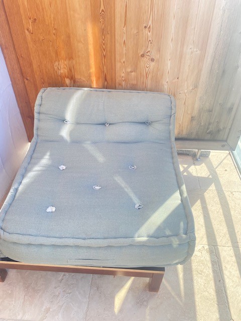 Rehbock am Holzschild