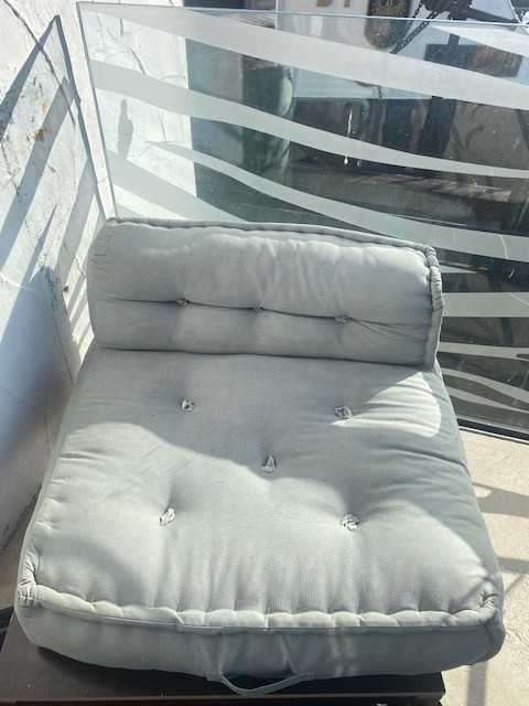 Rehbock am Holzschild