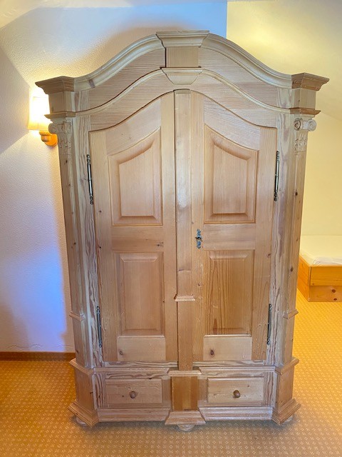 Kasten freistehend Vollholz mit Schnitzereien.?d=2026-02-28 01:06:40