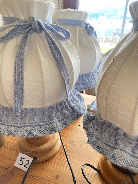 2 Gedrechselte Lampen Nachttisch mit Stoffschrim