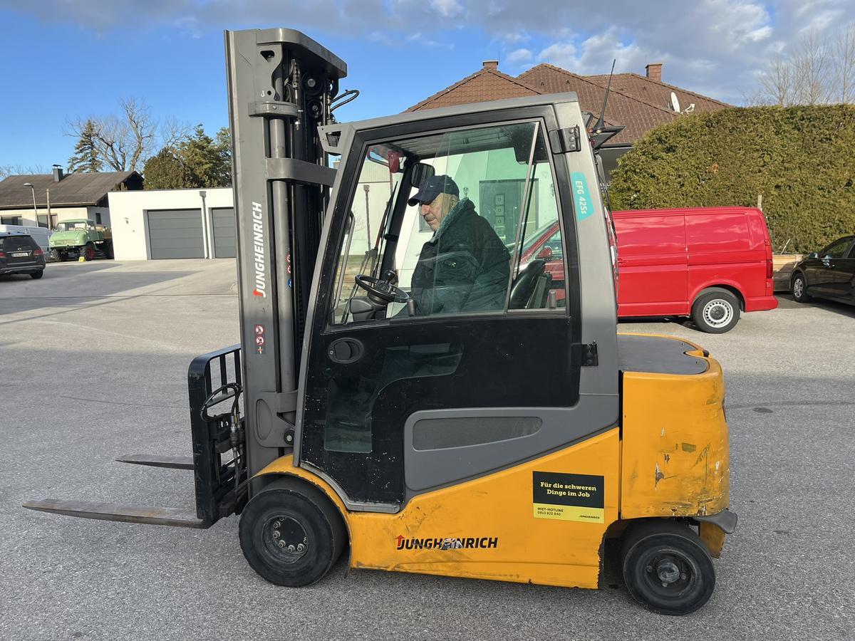 JUNGHEINRICH 4Rad Elektrohubstapler EFG425s - 6.00 DZ, ca. 4169 Betriebsstunden, mit Heizung, verglaste Kabine, Seitenschieber, inkl. Ladeger&auml;t?d=2026-03-04 01:38:19