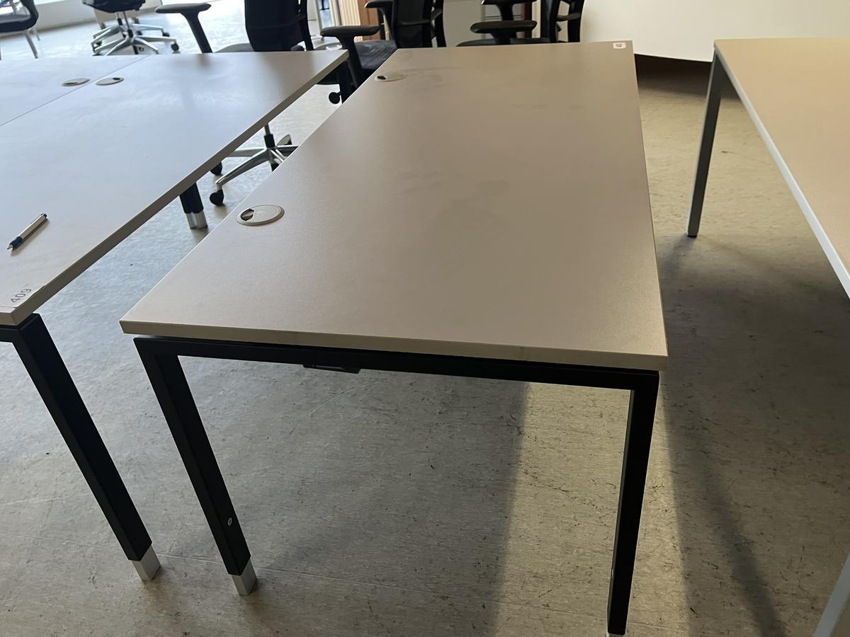BENE Schreibtisch ca. 160/80 cm grau / Rahmen schwarz?d=2026-03-04 01:36:54