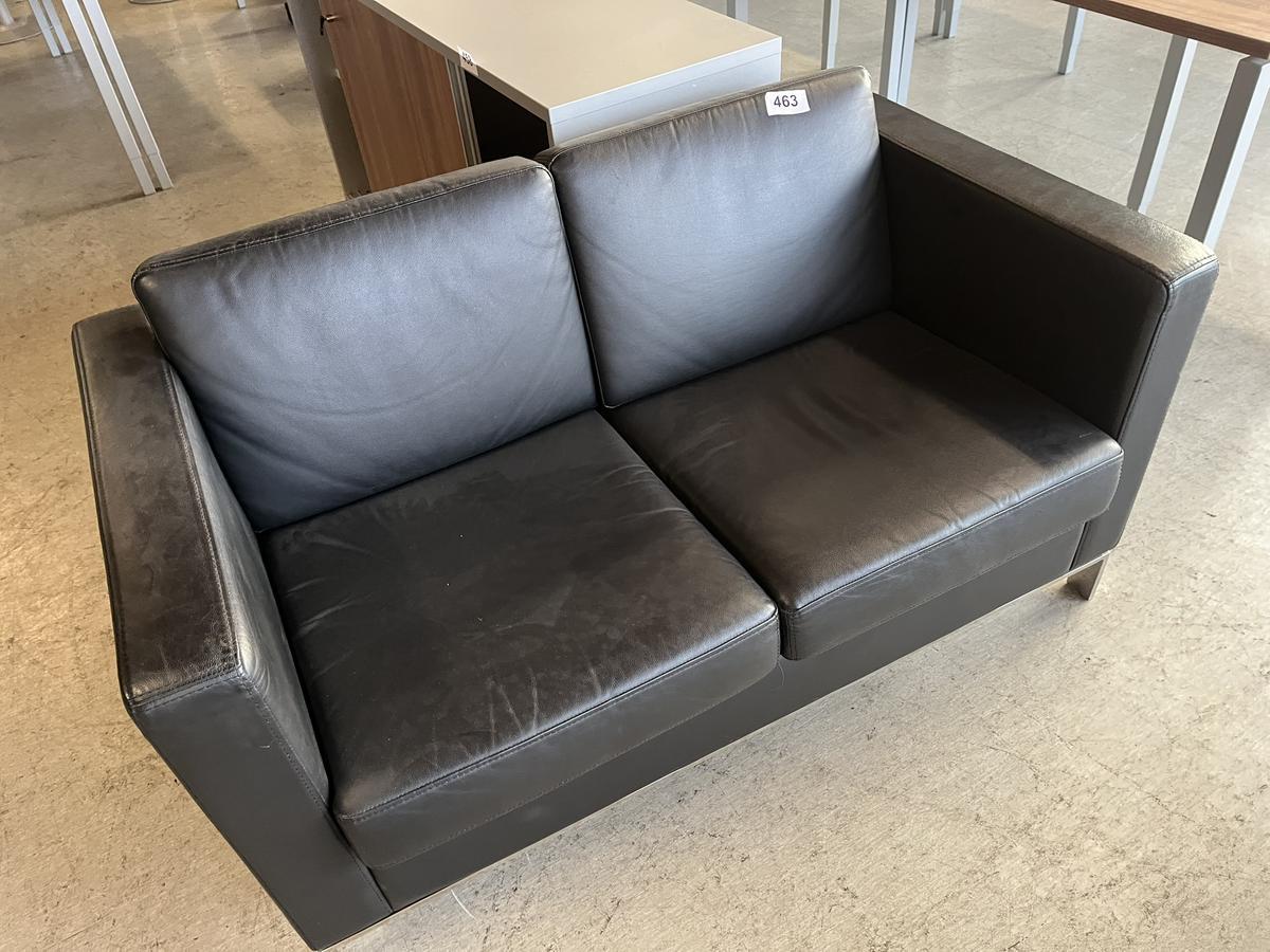 2 er Ledersitzsofa schwarz - Vorstand ca. 135/75/70 cm?d=2026-03-04 03:16:45