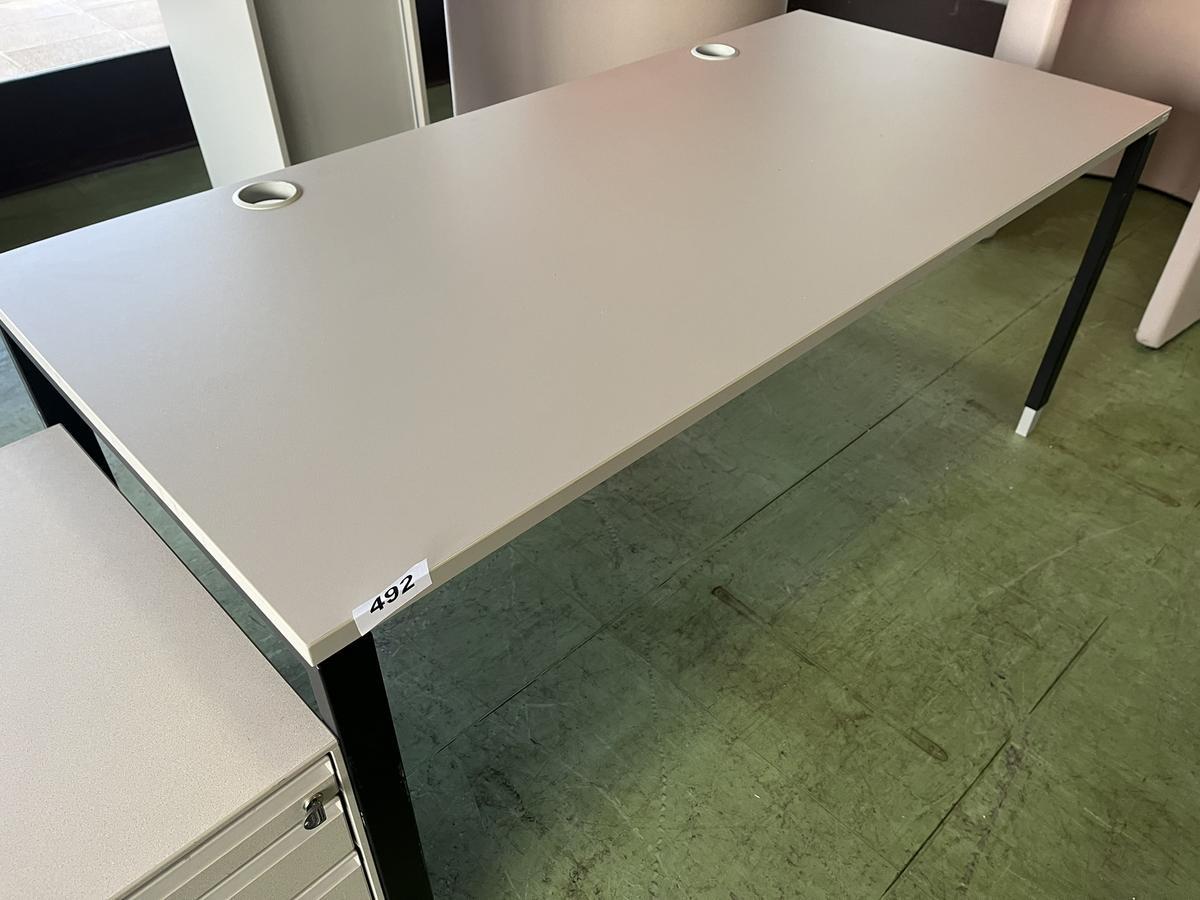 BENE Schreibtisch ca. 160/80 cm grau / Rahmen schwarz?d=2026-03-04 03:16:46