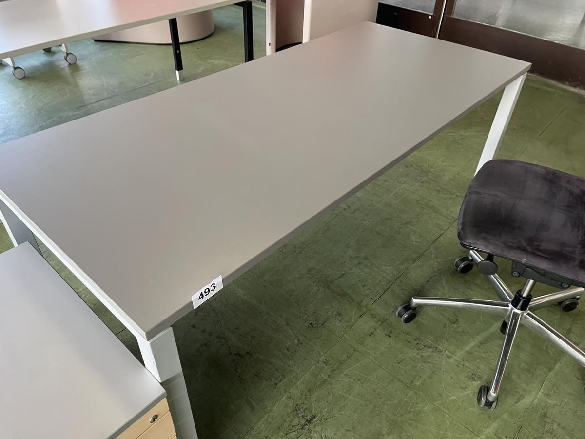 Schreibtisch ca.160/80 cm?d=2026-03-04 03:16:47