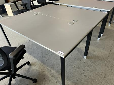 BENE Schreibtisch ca. 160/80 cm grau / Rahmen schwarz