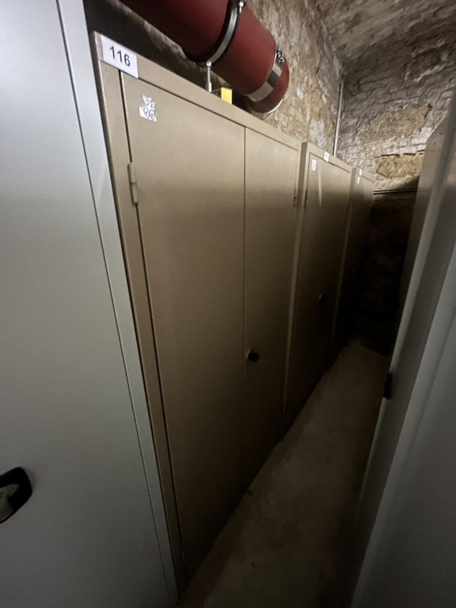 Metallschrank mit Doppelt&uuml;re, Breite 95cm, H&ouml;he 185cm, Tiefe 40cm?d=2026-03-09 22:31:16