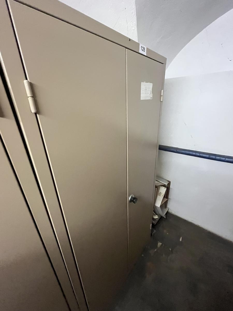 Metallschrank mit Doppelt&uuml;re, Breite 95cm, H&ouml;he 185cm, Tiefe 40cm?d=2026-03-09 22:31:17