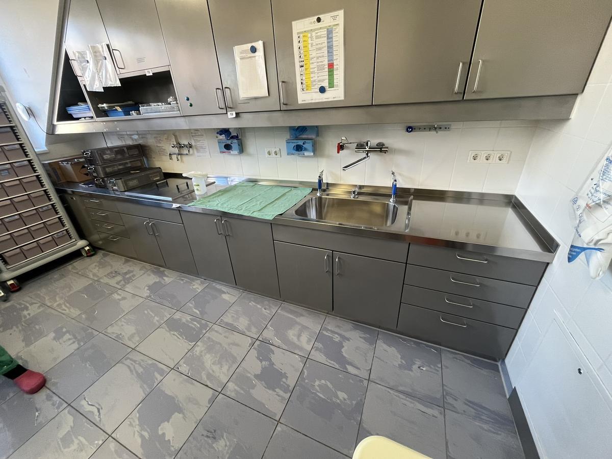 2teiliger Edelstahl Arbeitstisch, ca. je 240x70x85cm?d=2026-03-09 21:07:21