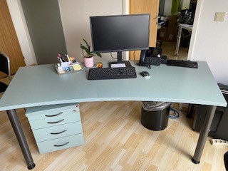 Schreibtisch, geschwungen, ca. 200x80cm?d=2026-03-09 22:22:57