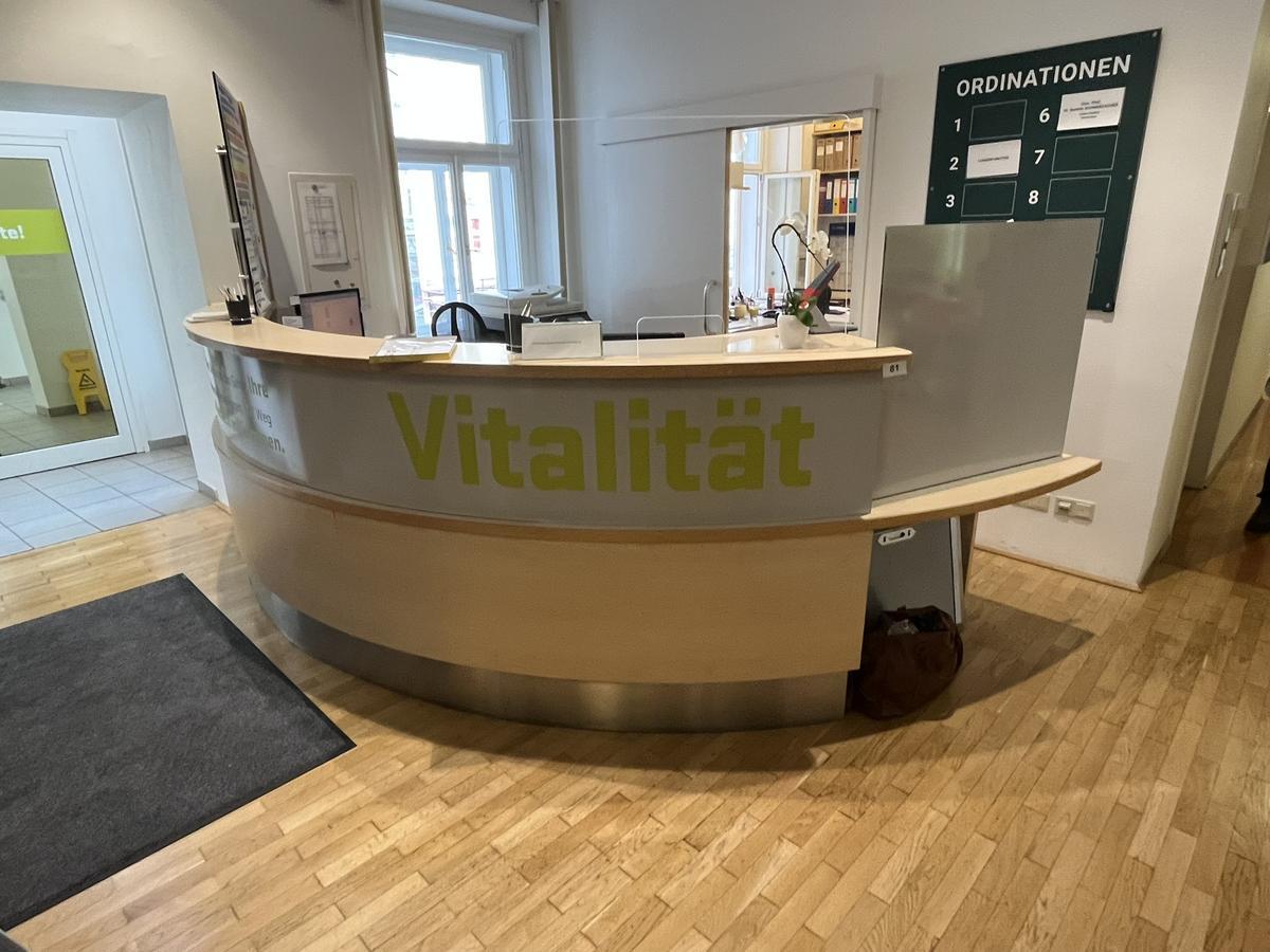 Empfangspult, 330cm lang, 220cm tief?d=2026-03-09 22:30:33