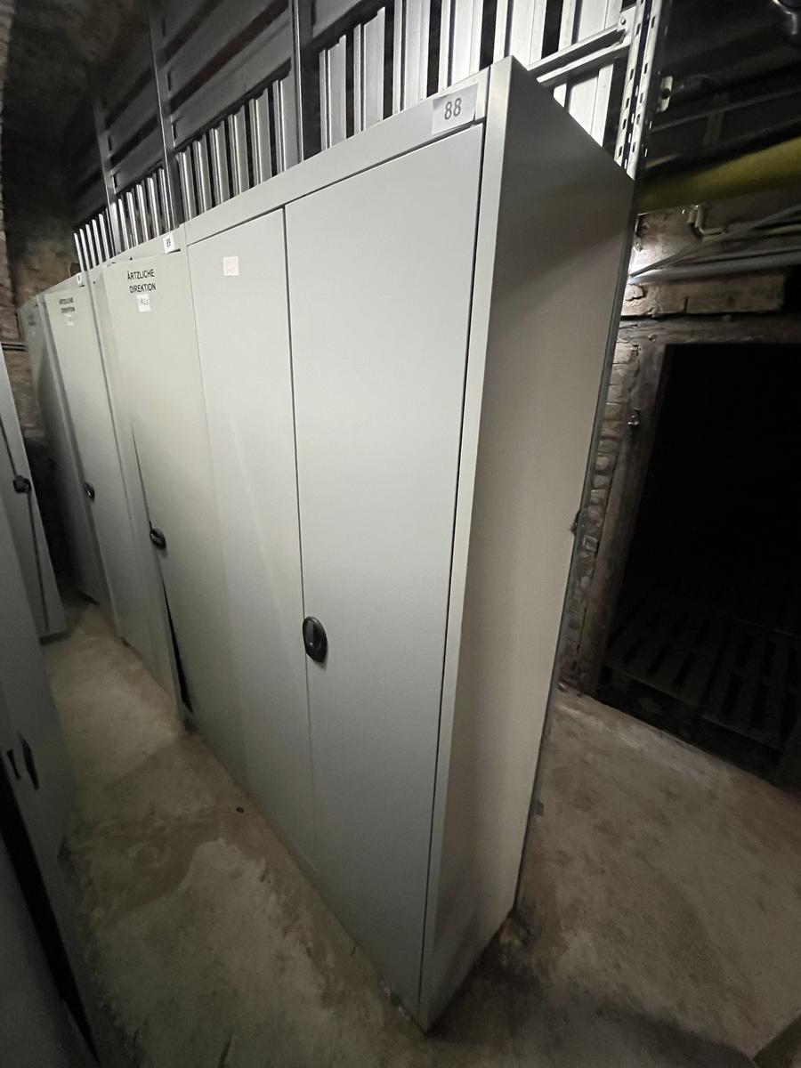 Metallschrank mit Doppelt&uuml;re, Breite 80cm, H&ouml;he 195cm, Tiefe 40cm?d=2026-03-09 22:30:46