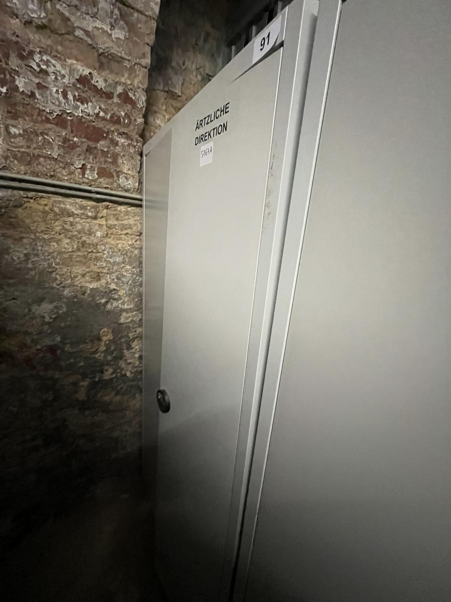 Metallschrank mit Doppelt&uuml;re, Breite 80cm, H&ouml;he 195cm, Tiefe 40cm?d=2026-03-09 22:30:47