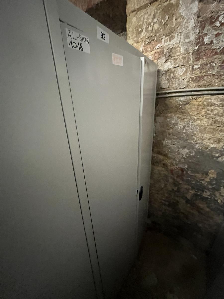 Metallschrank mit Doppelt&uuml;re, Breite 80cm, H&ouml;he 195cm, Tiefe 40cm?d=2026-03-09 22:30:47