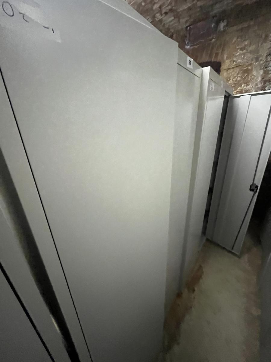 Metallschrank mit Doppelt&uuml;re, Breite 80cm, H&ouml;he 195cm, Tiefe 40cm?d=2026-03-09 22:30:53