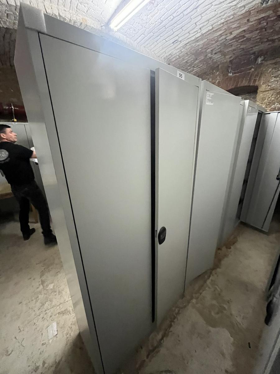 Metallschrank mit Doppelt&uuml;re, Breite 80cm, H&ouml;he 195cm, Tiefe 40cm?d=2026-03-09 22:32:18