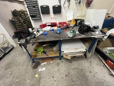Werkbank mit Schraubstock und Metallplatte, ca. 15mm stark, ca. 204x110x100cm
