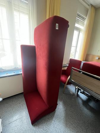 rotes Sitzsofa mit Hocker