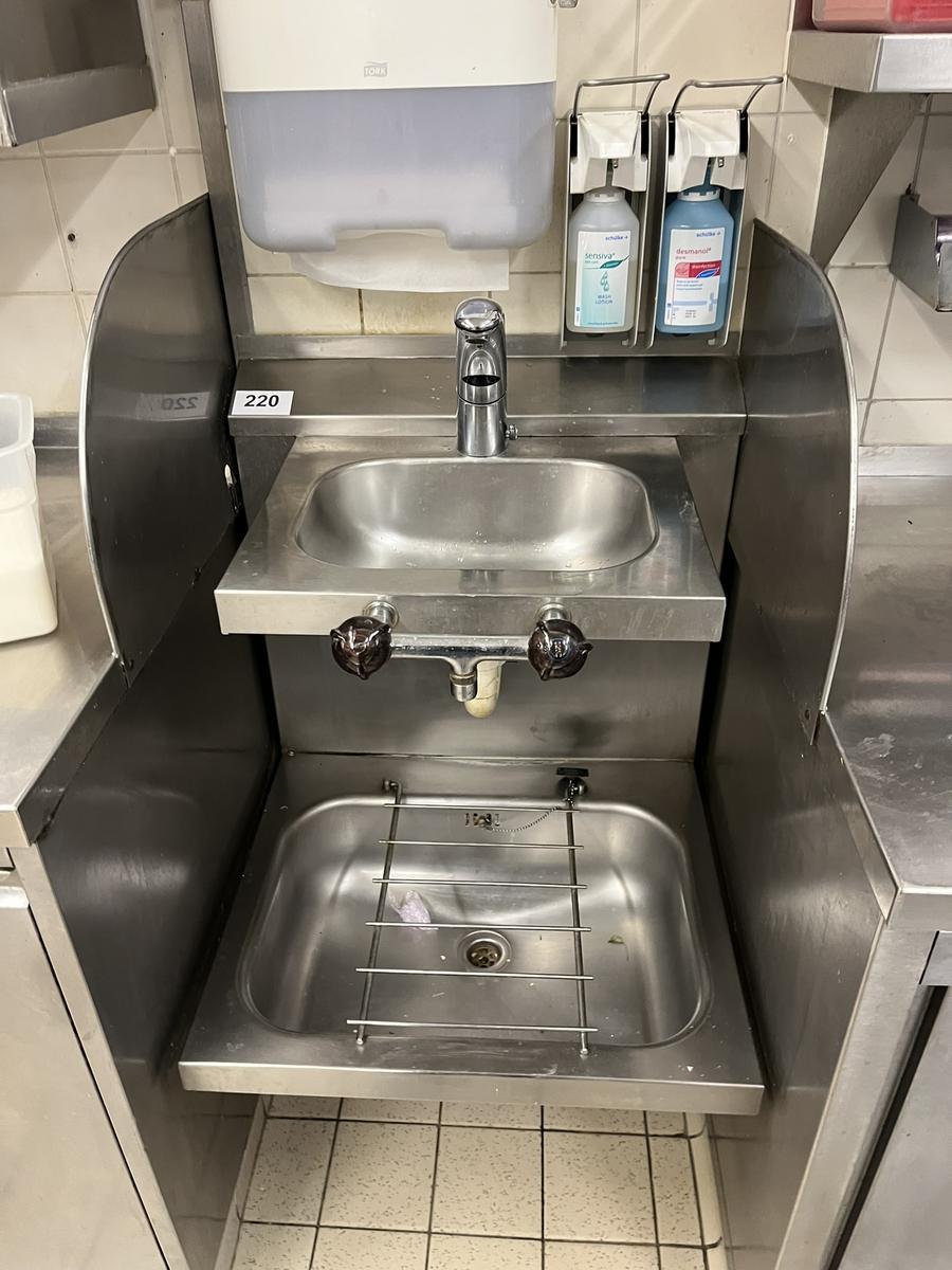 Hygienestation ca. 60/60/110 cm in Edelstahlausf&uuml;hrung?d=2026-03-09 21:14:01