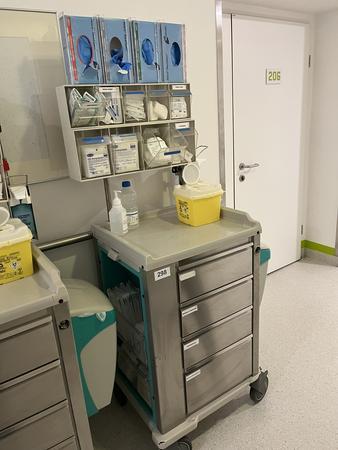 Verbandswagen ca. 80/55/170 cm ohne Inhalt