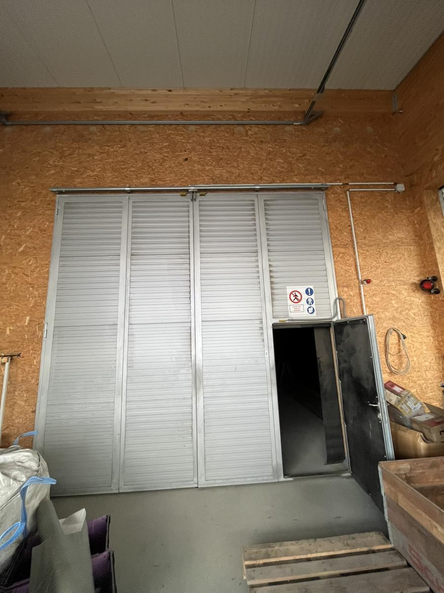 komplette Sandstrahlkabine samt Toranlage, Seitenschutzw&auml;nde, Lichtanlage, Strahldruckregelung, ca. 9.50/7 m?d=2026-03-07 05:06:22