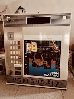 Zigarettenautomat, Standger�t mit M�nzeinwurf, H�he 102cm, L�nge 98cm, 34 cm tief, nicht funktionsf�hig