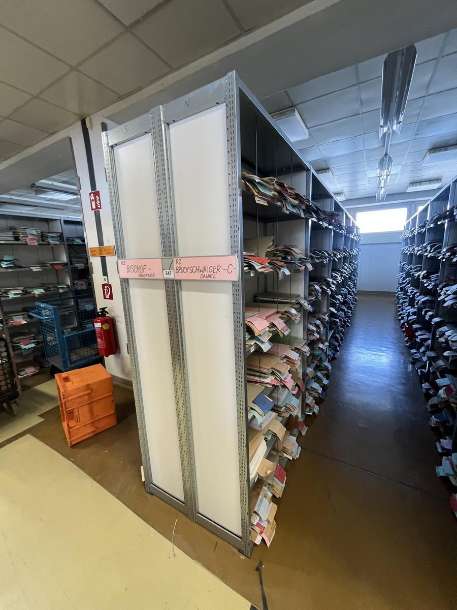 8.4 Laufmeter Doppelregale 40/40 breit, 225 cm hoch 6 Fachebene