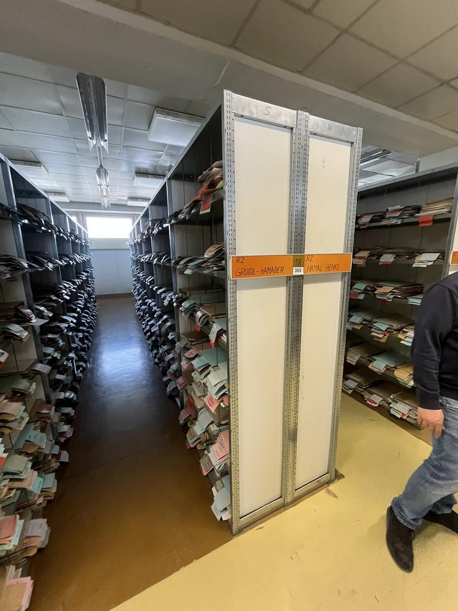 8.4 Laufmeter Doppelregale 40/40 breit, 225 cm hoch 6 Fachebene?d=2026-03-10 22:32:30