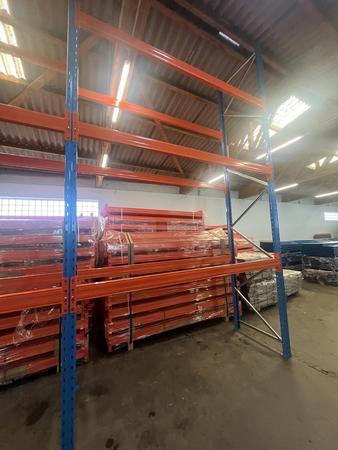 24.30 Laufmeter Schwerlast-Palettenegal H�he: 9000 mm Tiefe:1000 mm