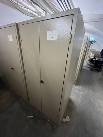 Metallschrank mit Doppelt�re, Breite 95cm, H�he 185cm, Tiefe 40cm